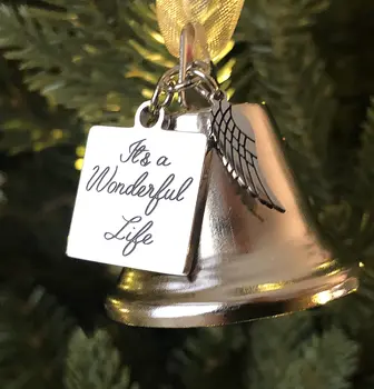 Tai puiki Gyvenimo Įkvėptas Kalėdų Angelas Bell Ornamentu, su Angelo Sparnu Žavesio. Ateina su 2 Keičiamais Juostelės.